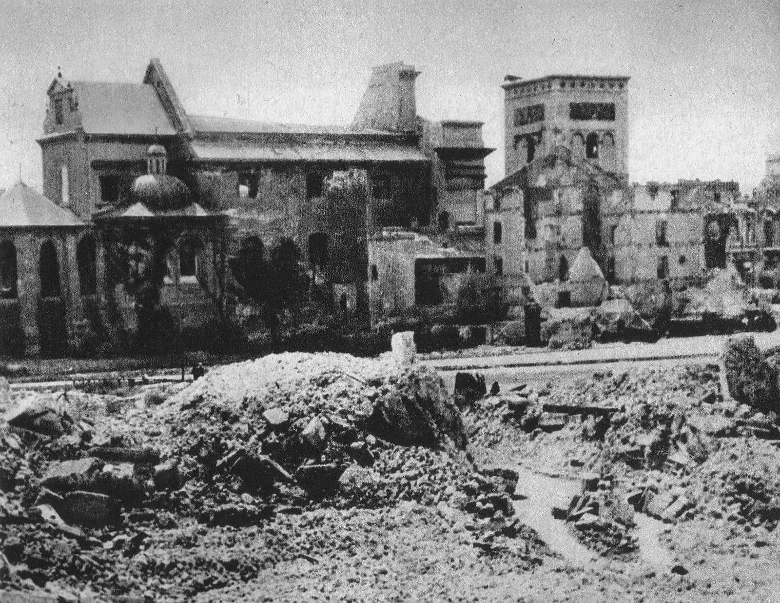 Krakowskie Przedmieście przy kościele św. Anny, 1945