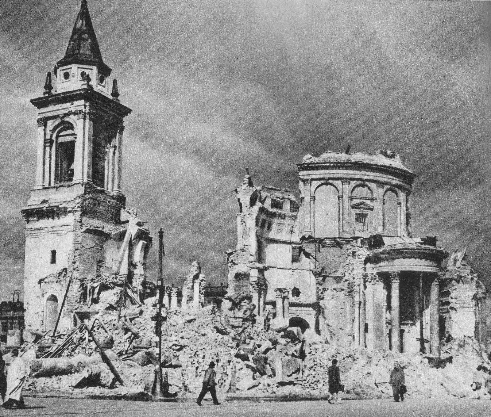 Plac Trzech Krzyży (Three Crosses Square) – St Alexander's Church, 1945